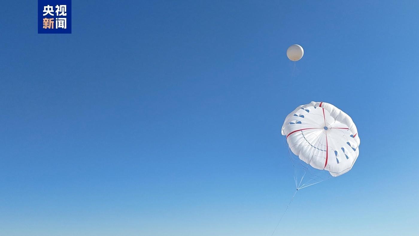 世界最大5000平方米高空风力发电捕风伞成功开伞